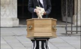 La cérémonie des obsèques solennelles du cardinal Jean-Marie Lutiger a débuté vendredi à 10H00 à Notre-Dame de Paris avec l'installation du cercueil du défunt sur le parvis où se pressaient plusieurs centaines de personnes.