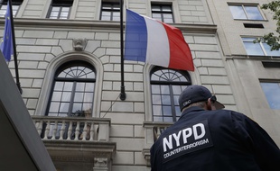 Un policier devant le consulat de France à New York, le 15 juillet 2016.