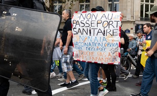 L'opposition au pass sanitaire fait désormais partie intégrante des revendications du mouvement des gilets jaunes.