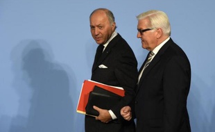 Le ministre allemand des Affaires étrangères Frank-Walter Steinmeier (d) et son homologue français, Laurent Fabius, le 28 octobre 2014 à Berlin