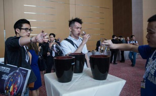 Dégustation de vin à Vinexpo, le 24 mai 2016 à Hong Kong