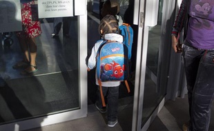 Un enfant à la porte de son école primaire, à Saint-Ouen (Seine-Saint-Denis), le 3 septembre 2013