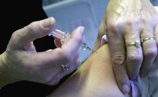 Une infirmière vaccine une patiente.
