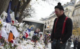 Jesse Hughes, membre des Eagles of Death Metal, se recueille devant le Bataclan, à Paris, le 8 décembre 2015.