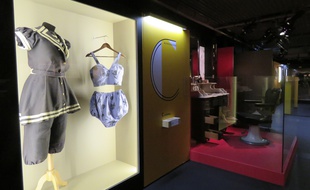 Des maillots de bain du XIXe siècle côtoient un salon de coiffure au musée de Bretagne.