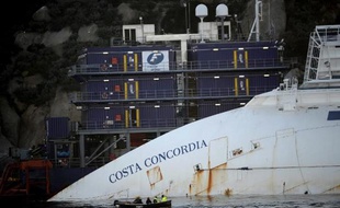 Les premières peines de prison "négociées" sont tombées samedi contre cinq coaccusés dans le naufrage du Costa Concordia (32 morts, en janvier 2012), suscitant de vives critiques, en marge du procès du commandant Schettino.
