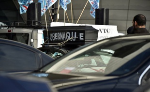 Des chauffeurs VTC manifestaient le 15 décembre 2016 place de la porte Maillot