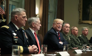 Donald Trump et le secrétaire à la Défense Jim Mattis lors d'une réunion avec les généraux des Joint chiefs of staff à la Maison Blanche, le 23 octobre 2018.