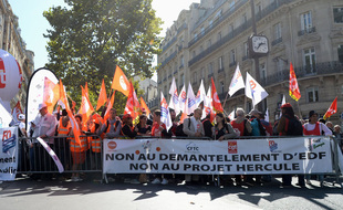 Des salariés d'EDF manifestent concernant les négociations entre la France et la Commission européenne sur l'avenir d'EDF. .