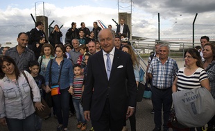 Laurent Fabius accueille les réfugiés chrétiens provenant d'Irak à Roissy, le 21 août 2014.