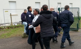 Des policiers en train d'arrêter des lycéens à Mantes-la-Jolie.