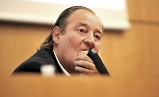 Le président du RC Lens Gervais Martel a été mis en examen mardi pour "corruption privée et recel d'abus de bien sociaux", a indiqué l'intéressé à sa sortie du bureau du juge, ajoutant qu'il "conteste absolument" cette mesure