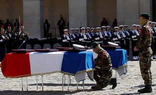 Les deux cercueils dans la cour des Invalides, le 14 mai 2019.