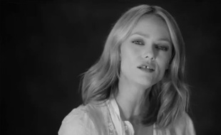 Vanessa Paradis dans le clip «Liberté» des Enfoirés.