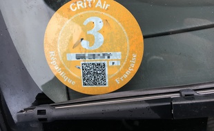 Lille, le 8 fevrier 2017 - vignette Crit'Air sur une automobile