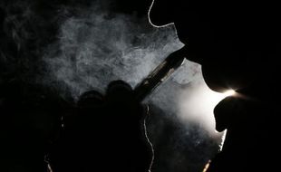 Le 12 septembre 2013, un fumeur de cigarette électronique à Paris
