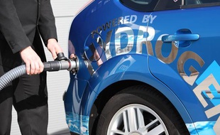 Une pompe à hydrogène pour recharger une voiture, conçue par ITM Power.