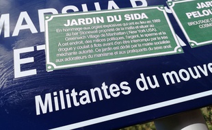 Des slogans homophobes ont été collés sur les plaques commémoratives du jardin.