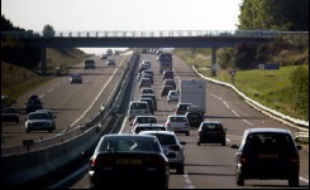 Un adolescent de 13 ans, qui circulait à bord d'une voiture sur la RN165 reliant Nantes à Vannes, a été tué dans la nuit de samedi à dimanche par une plaque de bitume lancée depuis un pont enjambant la quatre-voies, a-t-on appris lundi auprès des gendarmes.