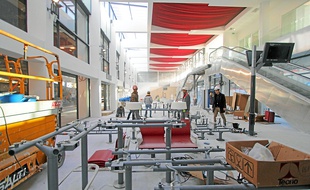Lundi, les ouvriers peaufinaient l'aménagement des 800 m² du hall.