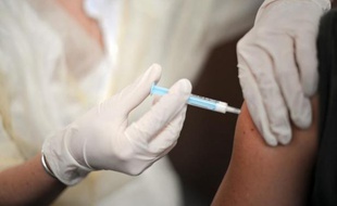 Une personne se fait vacciner contre la grippe en France
