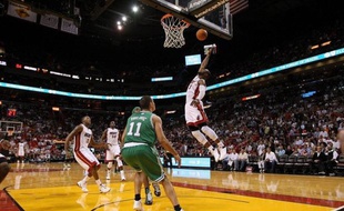 Miami, grâce à un panier de Dwyane Wade à moins de trois secondes de la fin de la partie, a remporté sa troisième victoire en autant de matchs mercredi à Charlotte (96-95), en NBA