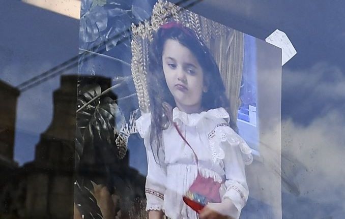 Un portrait de Rose, 5 ans, affiché sur la fenêtre de sa maison, à Rambervillers, dans l'Est de la France, un jour après qu'elle ait été retrouvée morte dans un sac poubelles.