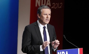 Le candidat à la présidentielle Nicolas Dupont-Aignan a promis jeudi sept mesures pour "changer la vie des femmes", dont l'objectif de 100.000 places de crèche en cinq ans et davantage de sévérité pour punir les violences conjugales.