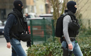 Des policiers des forces spéciales belges à proximité de la zone des fusillades à Bruxelles, le 15 mars 2016