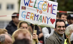 Des Allemands accueillent des réfugiés avec des pancartes "Bienvenue en Allemagne", à Dortmund, le 6 septembre 2015.
