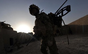 Les nombreuses procédures judiciaires intentées contre l'armée britannique mettent en danger sa capacité d'action lors des conflits et risquent d'être utilisées par des adversaires du Royaume-Uni, s'inquiète un influent groupe de réflexion dans un rapport publié vendredi.