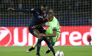Blaise Matuidi au duel avec Fernandinho lors de PSG-City le 6 avril 2016.