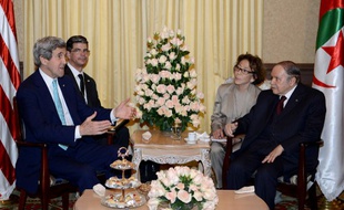 Le secrétaire d'Etat américain John Kerry (G) rend visite au président algérien Abdelaziz Bouteflika (D) à Alger, le 3 avril 2014.