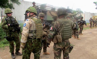 Des soldats de la force Eufor en patrouille à Bangui, le 19 janvier 2015 en RDC