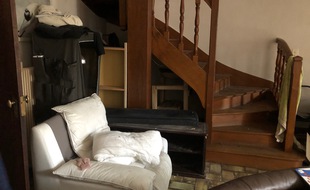 Une maison laissée dans un état déplorable (illustration).