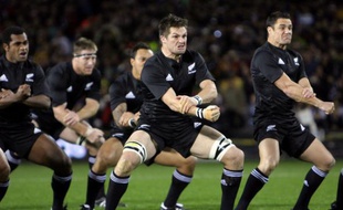 Les joueurs de rugby de l'équipe de Nouvelle-Zélande, en plein haka, le 2 août 2008 à Auckland.