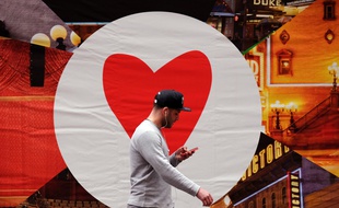 Un homme consulte son smartphone dans les rues de New York.