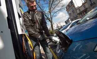 Une borne électrique à recharge rapide pour les propriétaires d une voiture électrique à Bordeaux.