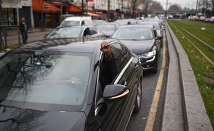 Les chauffeurs de VTC lors d'une manifestation à Porte de la Villette (Paris 19e), le 23 décembre 2016.