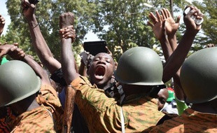 Des manifestants face à des policiers à Ouagadougou, le 31 octobre 2014