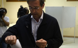 Le leader de la coalition au pouvoir depuis 2011 et premier ministre portugais, Pedro Passos Coelho, en train de voter le 4 octobre à Massama, dans la banlieue de Lisbonne.