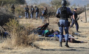 Plus de 30 personnes ont été tuées dans les affrontements jeudi entre grévistes et policiers à la mine de platine Lonmin de Marikana (nord-ouest de l'Afrique du Sud), a annoncé vendredi le ministre de la Police Nathi Mthethwa.