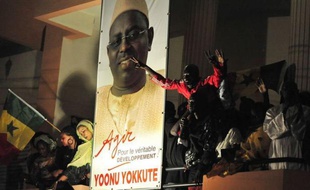 L'ex-Premier ministre Macky Sall est devenu dimanche le nouveau chef de l'Etat sénégalais en battant au second tour de la présidentielle son rival Abdoulaye Wadee qui a reconnu sa défaite avant même les résultats officiels d'un scrutin qui s'est déroulé pacifiquement.