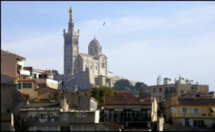 Marseille a officiellement lancé jeudi sa candidature au titre de capitale européenne de la culture 2013, dans un projet qui entend regrouper collectivités territoriales de Provence, associations culturelles et entreprises de la région.