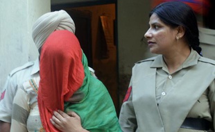 Une infirmière (à gauche) arrêtée pour avoir revendu un bébé sur Facebook, le 24 avril 2013, à Ludhiana (Inde).
