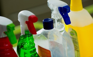 Globalement, les produits ménagers «fait maison» génèrent moins de composants organiques volatiles que leurs équivalents industriels, selon une étude de l'Ademe.