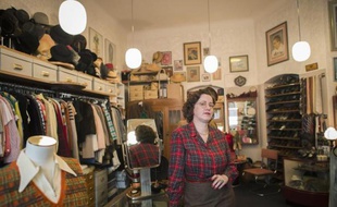 Constance Pelzer dans sa boutique de mode vintage à Berlin, le 2 mai 2014