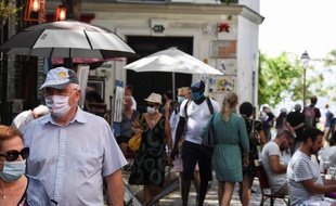 Des passants portent le masque dans les rues de Paris, le 11 août 2020.
