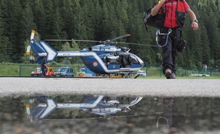 Un hélicoptère du PGHM aux abords de Chamonix.