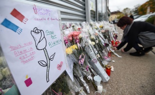 Ce jeudi 2 novembre, des fleurs déposées devant le bar PMU des parents d'Alexia Daval, la joggeuse disparue samedi matin en Haute-Saône, et dont le corps a été retrouvé calciné trois jours plus tard.